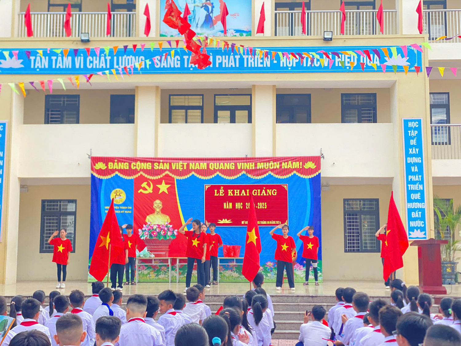 Khai giảng