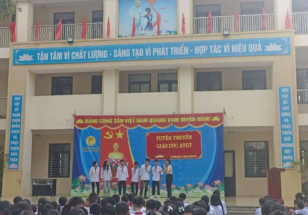 LIÊN ĐỘI THCS MỸ HƯNG TUYÊN TRUYỀN AN TOÀN GIAO THÔNG CHO HỌC SINH