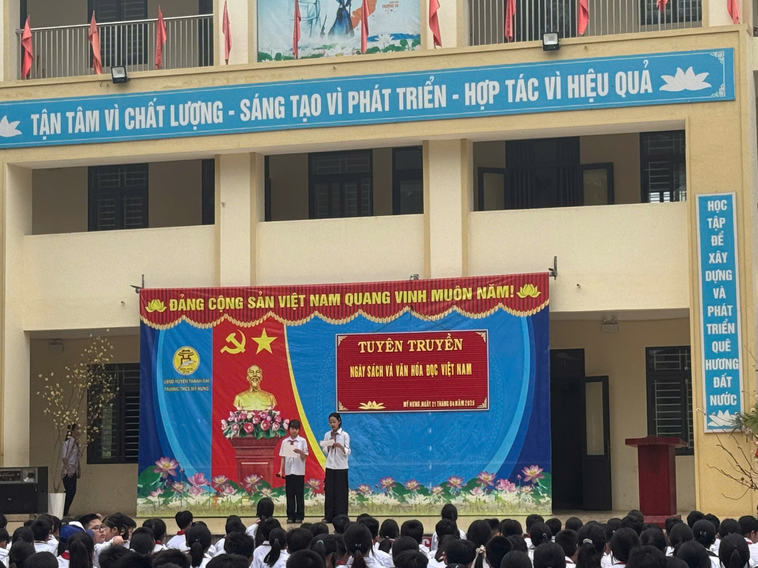 Các em học sinh tuyên truyền ngày sách, văn hóa đọc và giới thiệu các cuốn sách hay