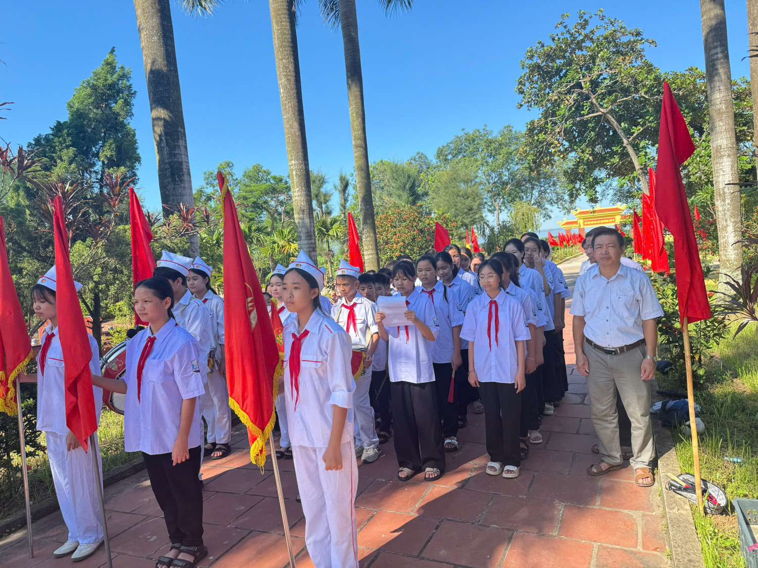Đoàn dâng hương trường THCS Mỹ Hưng
